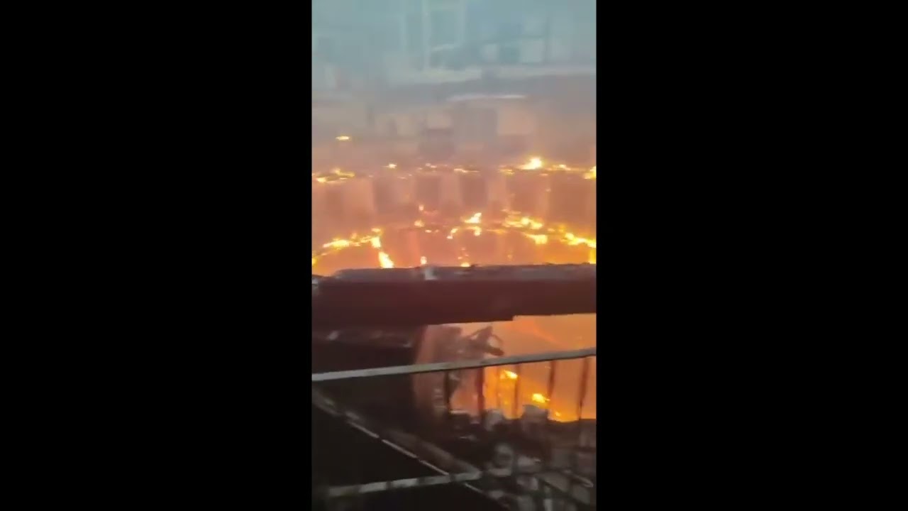 Incendio al Teatro Sannazaro di Napoli, evacuate diverse abitazioni vicine