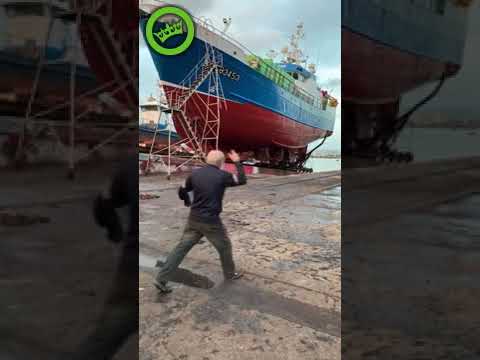 Только что покрасили корабль, но всё пошло не по плану