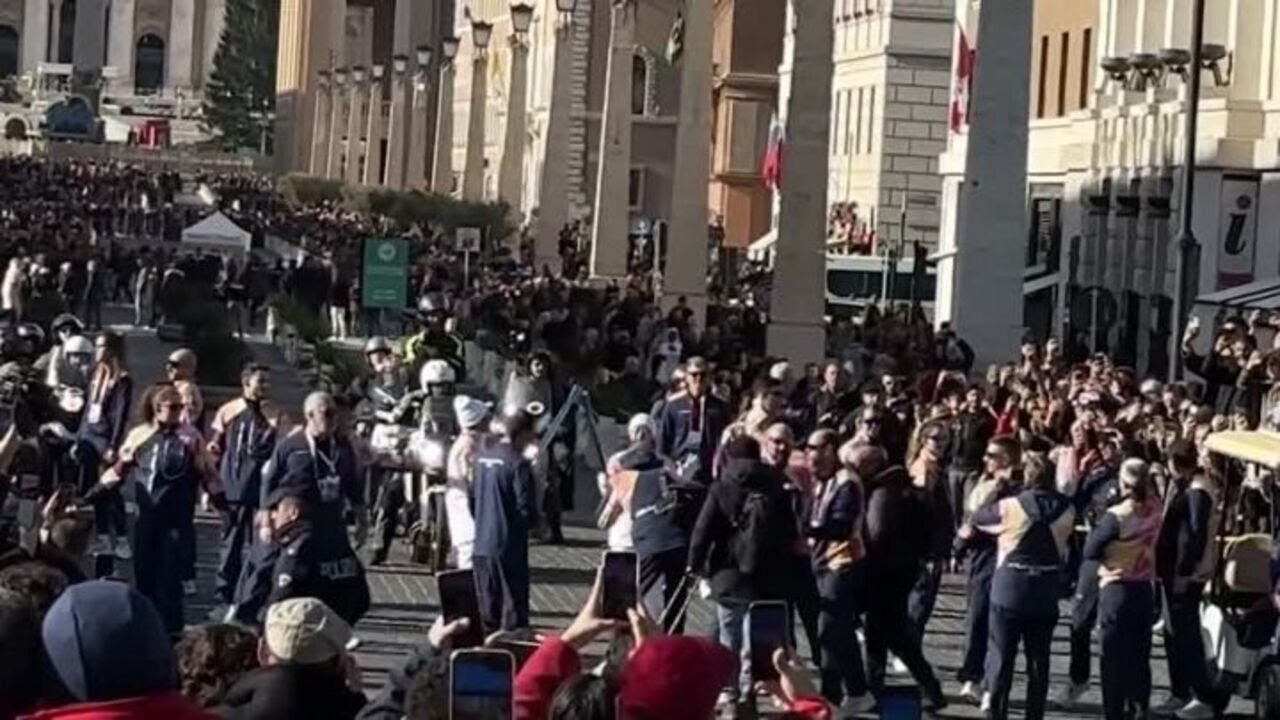 Milano Cortina, la fiaccola olimpica passa a San Pietro
