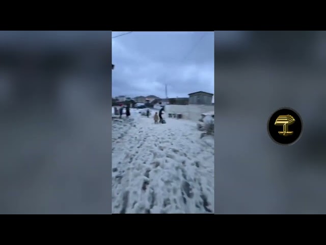 Espuma de mar cubre de blanco una localidad entera y se ve irreal