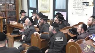 מיוחד: מרן הרב יצחק יוסף בוחן את חסידי בויאן על הלכות שבת (מורשת מרן) - התמונה מוצגת ישירות מתוך אתר האינטרנט יוטיוב. זכויות היוצרים בתמונה שייכות ליוצרה. קישור קרדיט למקור התוכן נמצא בתוך דף הסרטון