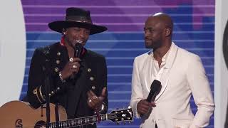 Wayne Brady and Jimmie Allen Introduce Carrie Underwood | AMAs 2022