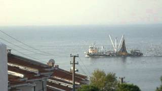 preview picture of video 'Balıkçı teknesi ve peşinde uçuşan martılar Yalova Armutlu 2012-2349'