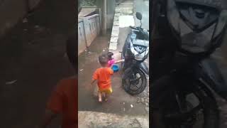 Download lagu anak gadis cuci motor #manyun #baby #lucunya #cute mp3