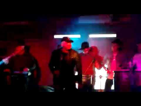 show de Fede russo . en viejo oeste . congas