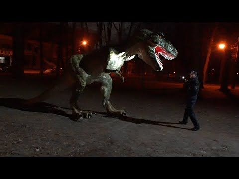 Епопея з динозавром: як Тірексу в парку Шевченка палили зуб. ВІДЕО
