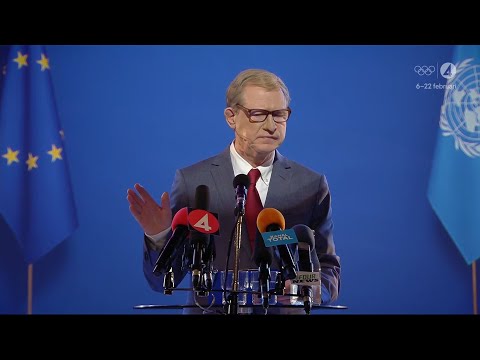 Hysteriskt roligt när Robert Gustafsson gör “Bildt läser tomten” i Bingolotto Upp…  | TV4 & TV4 Play