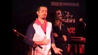 Daniele Silvestri canta e balla &#39;Salirò&#39; con Fabio Ferri (molto,molto da vicino)- La Palma 20/4/2002