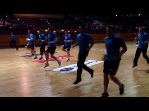 Locker machen vor dem Heimspiel...