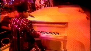 Elton John - Intro/I&#39;m Still Standing - Live Aid 1985 (HQ Video and Audio)