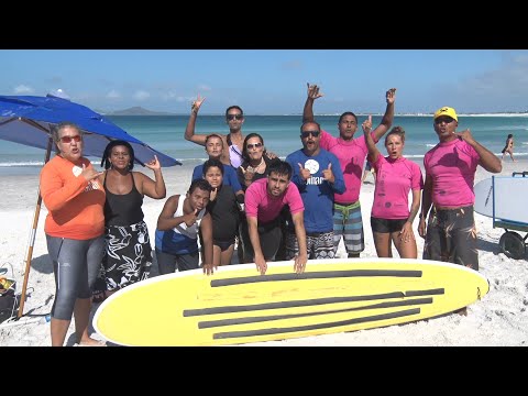 Projeto de inclusão ensina surfe e mergulho a pessoas com deficiência em Cabo Frio