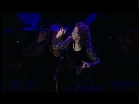 Perla Batalla sings Suzanne live in Spain