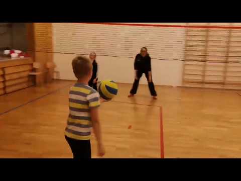 Minivolleyballspill på langnett i gymsal SVBK