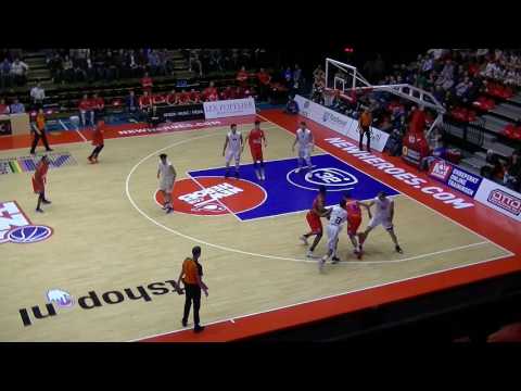 OFF THE GLAS: Charles Mitchell pakt de offensieve rebound