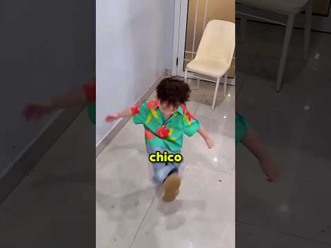 Nadie esperaba ver al niño escondido dentro de la maleta de su mamá 😨#shorts