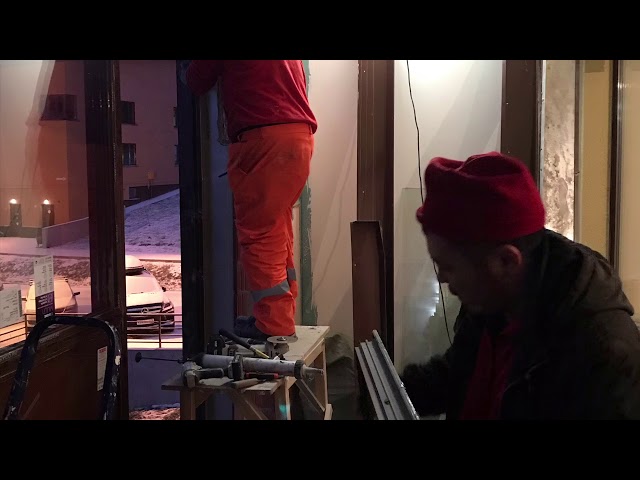 Черный натяжной потолок на балконе видео