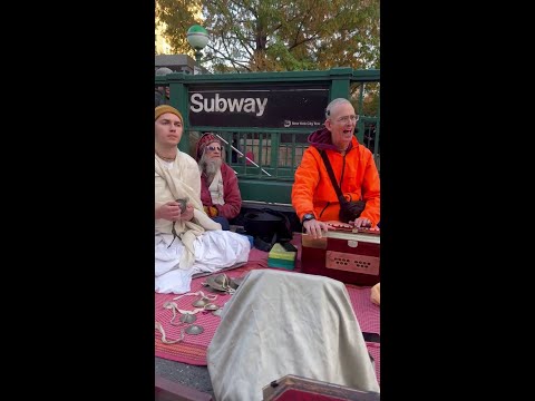 Krishna Kripa Prabhu canta Hare Krishna na Union Square