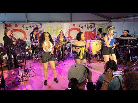 Brassband KalentuRa Drums en SheQ op het podium “Pompeia” Kwaku Summer Festival op 6 augustus 2023