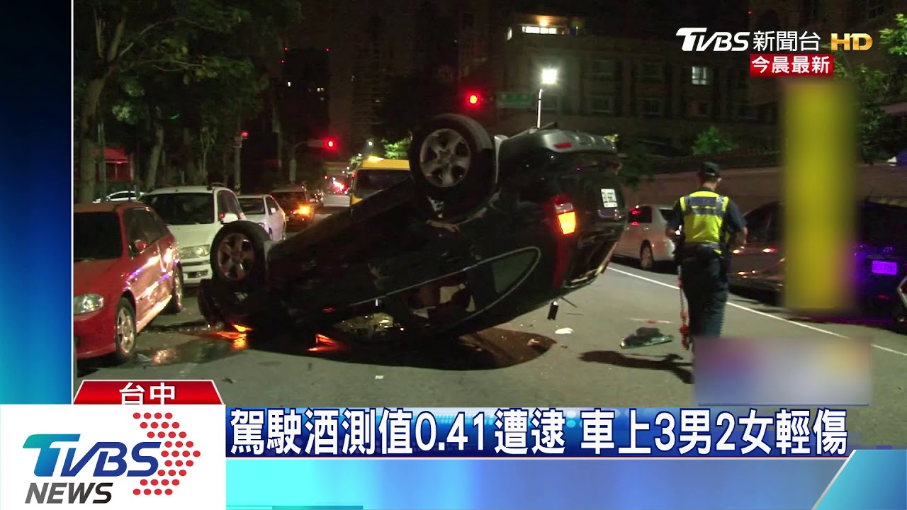 酒駕拒檢逃逸 過彎失控擦撞路邊車翻覆