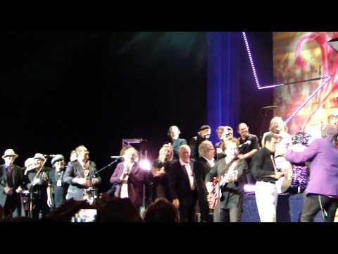 Ringo Starr - A Little Help from My Friends - finale 7-7-10.MP4