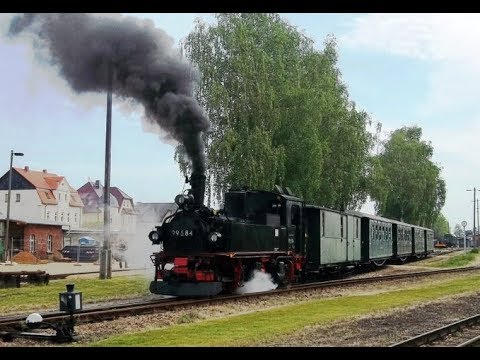 99 584 der Döllnitzbahn hat am 9. Mai 2020 mit dem "Wilden Robert" Ausfahrt aus dem Bahnhof Mügeln