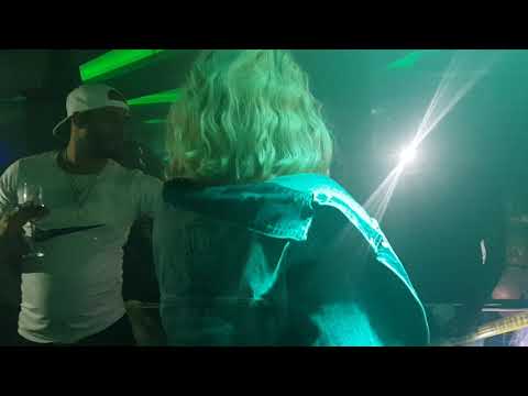 La insuperable cantando Que hable el dinero remix en en santiago