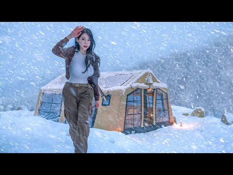 CAMPING IM DICHTEN SCHNEE MIT EINEM AUFBLASBAREN 2-ZIMMER-ZELT