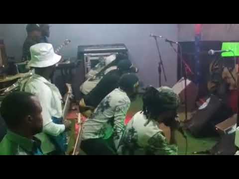 D.5 Sikatenda fait danse Papy Kerro sur scène les publics s'affoler.