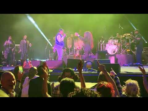 Chaka Khan duet with a fan- I'm Every Woman (Live)