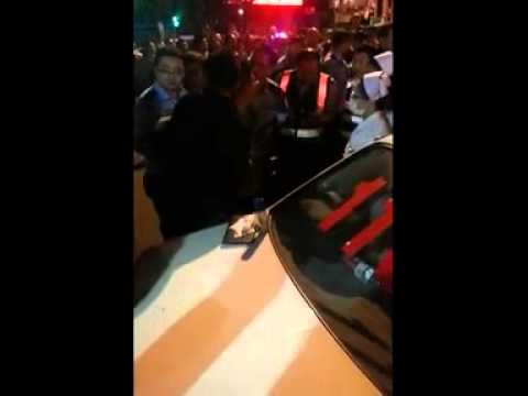 公安局长酒驾撞车被围民众高喊：抽血(视频)