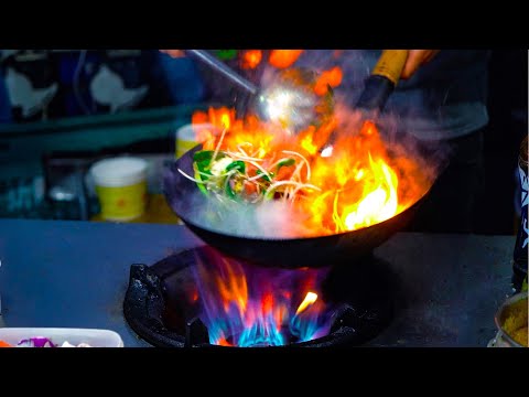 Chinese Street Food -Chef Quick Egg Fried Rice， Amazing wok skills， Delicious mashed shrimp balls.