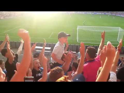 Niño grita en el estadio de su equipo natal y el resto le sigue el ritmo