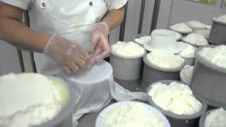 preview picture of video 'Elaboración del queso Idiazabal en el caserio Goikola, Lastur, Itziar, Deba'