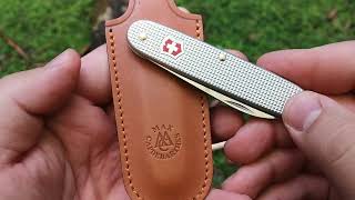 Victorinox Swiss Army 1 und passendes Leder Etui für kleine Taschenmesser.