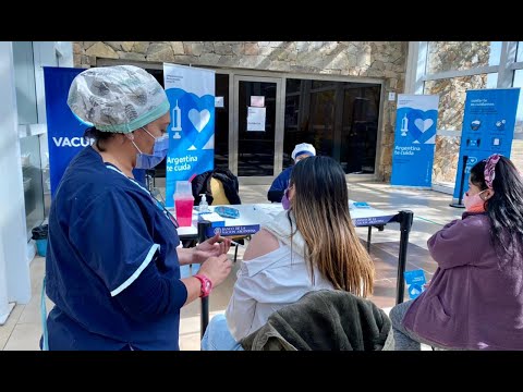 Masiva concurrencia de mayores de 18 años para vacunarse contra COVID-19 en Limache