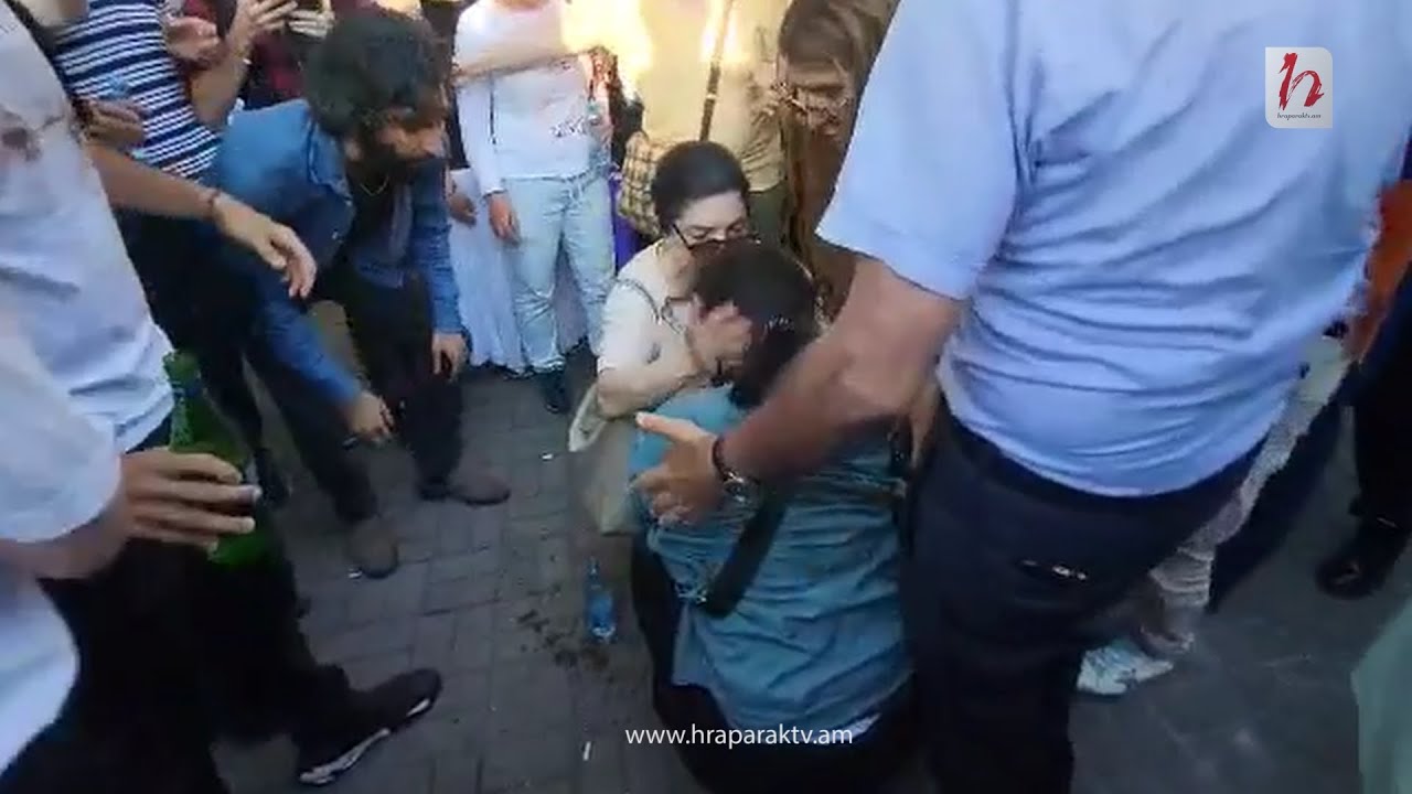 Ոստիկանությունը ջարդում է ցուցարարներին