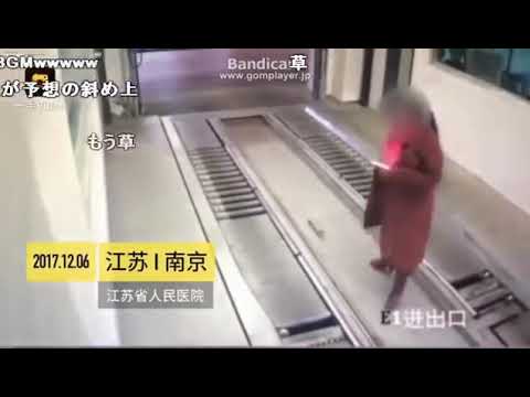 スマートフォンを見つめる人々:中国には専用のレーンがある