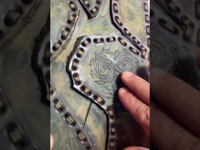 Vídeo relacionado con PRASTARA Diario de hechizos en blanco con cierre de cerradura, vintage, hecho a mano, de cuero, con piedra del tercer ojo, en relieve, triple luna, pagano, sin forro, papel de brujería, cuaderno