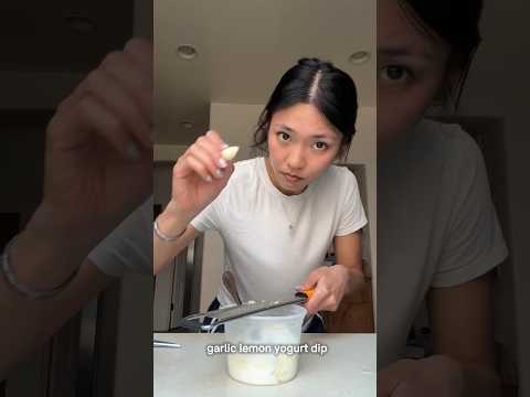 garlic lemon yogurt dip for the gains?? 💪🧄