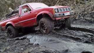 preview picture of video 'Toyota Hilux in mud'