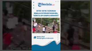 Download lagu Tawuran Remaja di Perlintasan Rel, Kereta Api sampai Berhenti. mp3