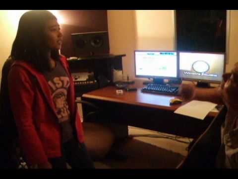 Tentang Bulan Vocal Training