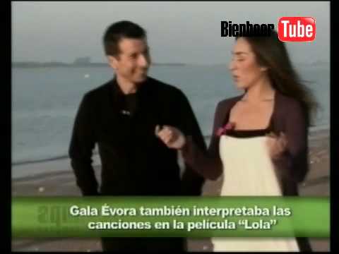 Gala  Evora paseo  por la playa