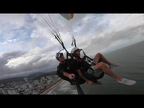 Voo Duplo de parapente do Morro do Careca aqui na Praia Brava de Itajaí, você tem coragem? 🪂😍