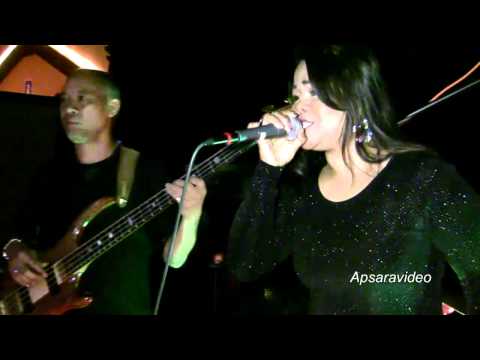 ភូមរាប៉ៃលិន​- King Soriya sings a classic Pen Ron " Phoumra Pailin " at Golden Villa Restaurant, LB