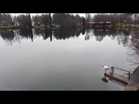 Über Wasser laufen | Mann läuft übers Wasser