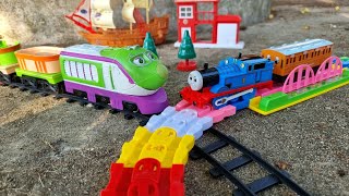 Download lagu Mencari dan Merakit Mainan Kereta Api Chuggington Baby Rail King, Kereta Api Thomas Annie Colorful mp3