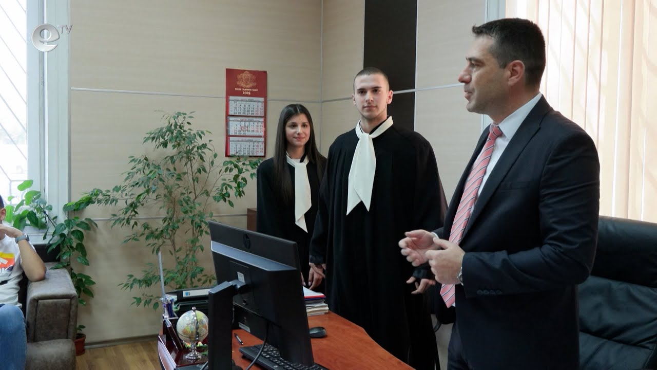В Деня на българската конституция ученици от ФСГ в Хасково облякоха черни тоги