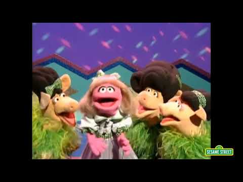 Prairie Dawn From Sesame street Sing to The Man on The Flying Trapeze for Nina, Blake and the Band
