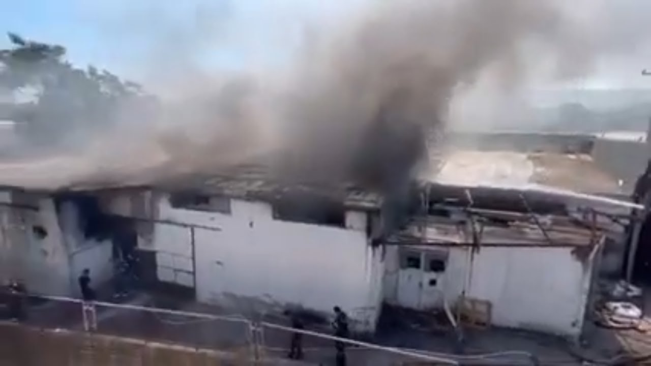 Ein Minderjähriger ist bei einem Brand in einem Flüchtlingszentrum in Athen schwer verbrannt worden